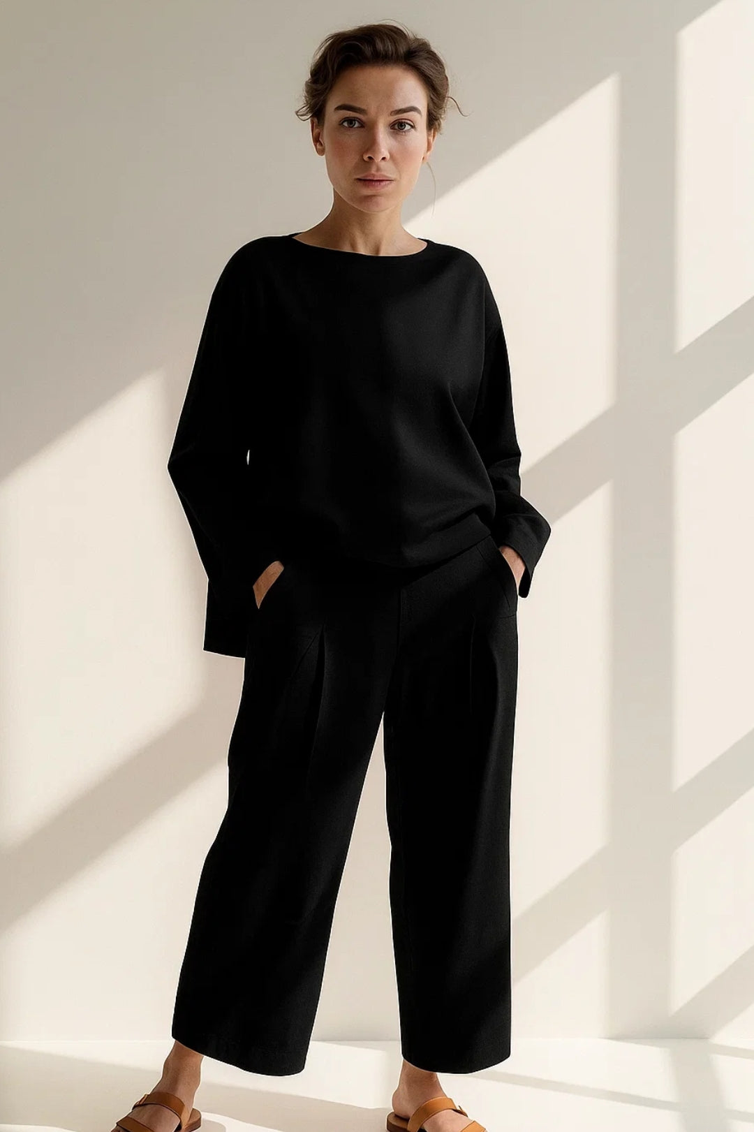 Completo minimalista con maglia a maniche lunghe e pantaloni a gamba larga