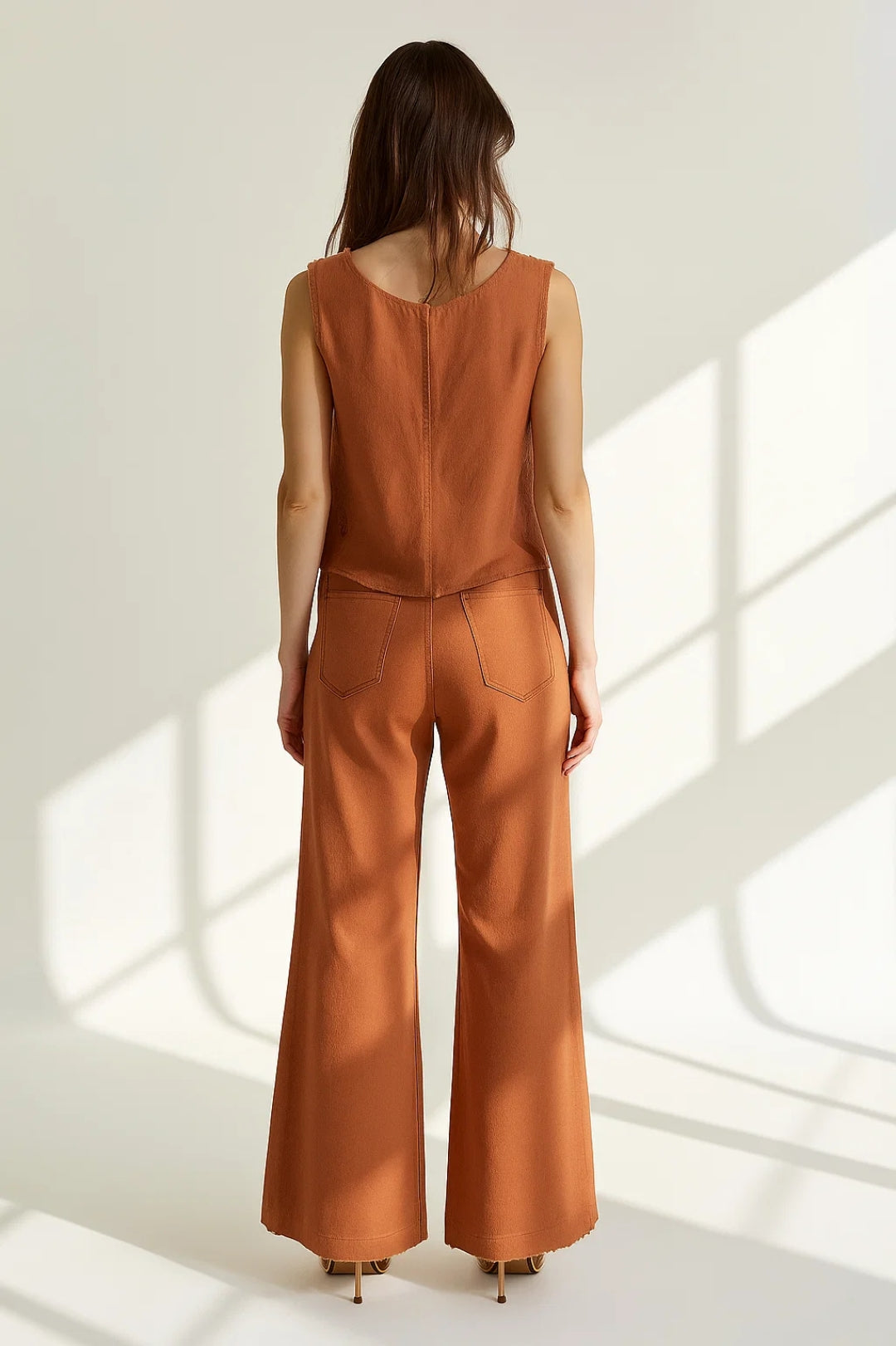 Completo minimalista con top smanicato e pantaloni a gamba larga | Stile moderno e linee pulite