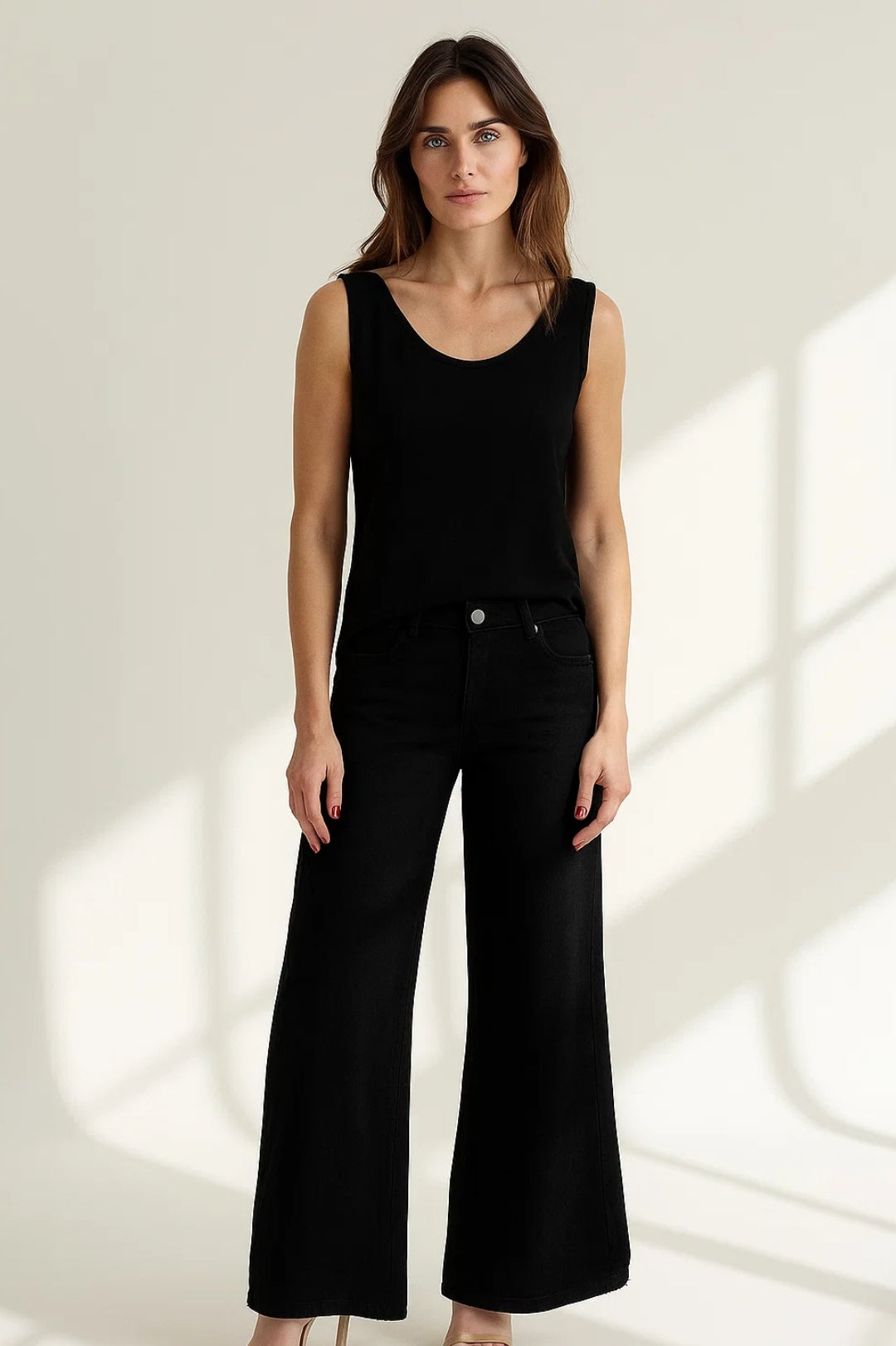 Completo minimalista con top smanicato e pantaloni a gamba larga | Stile moderno e linee pulite