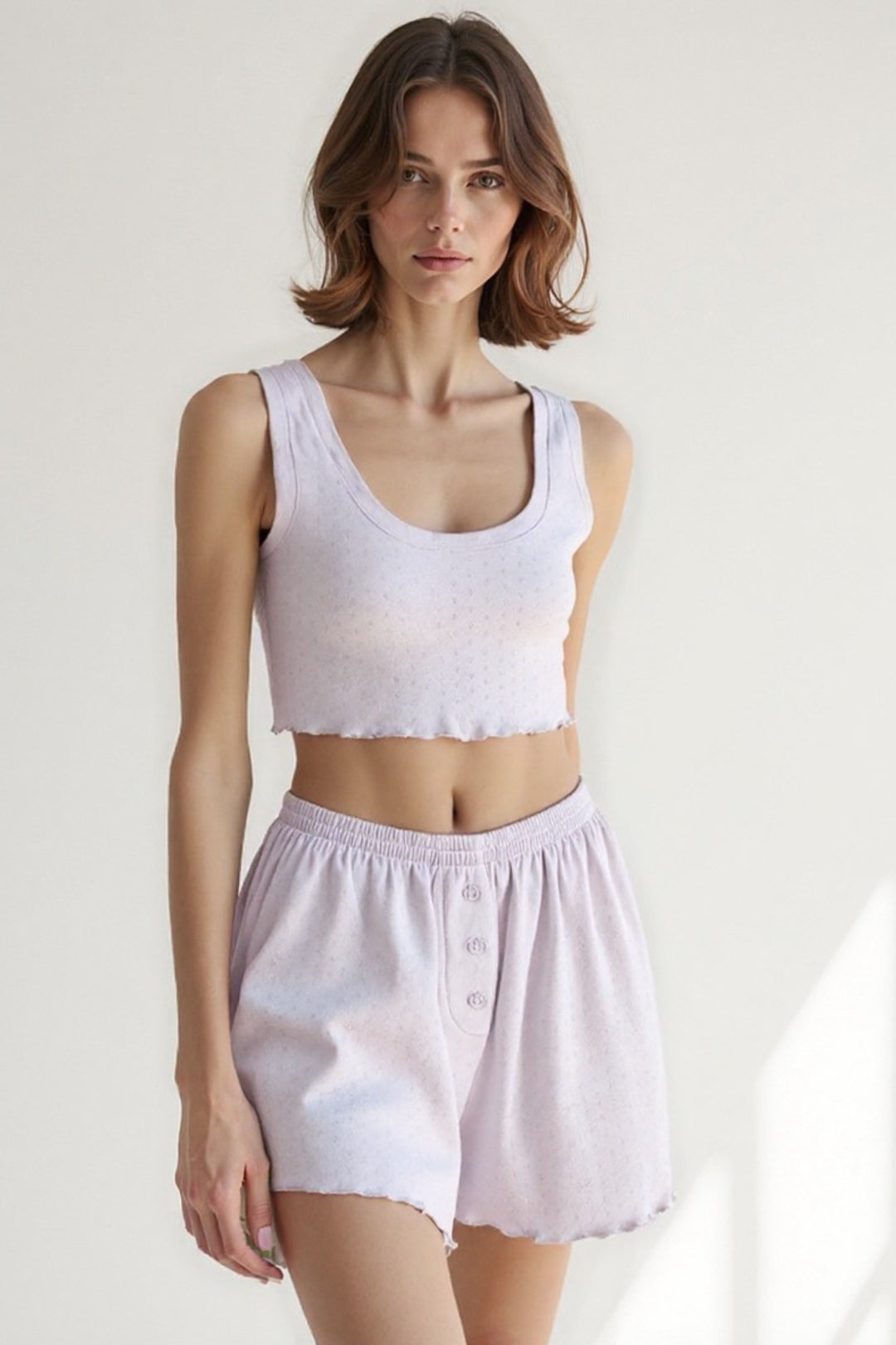 Completo rilassato con top corto e pantaloncini con bottoni