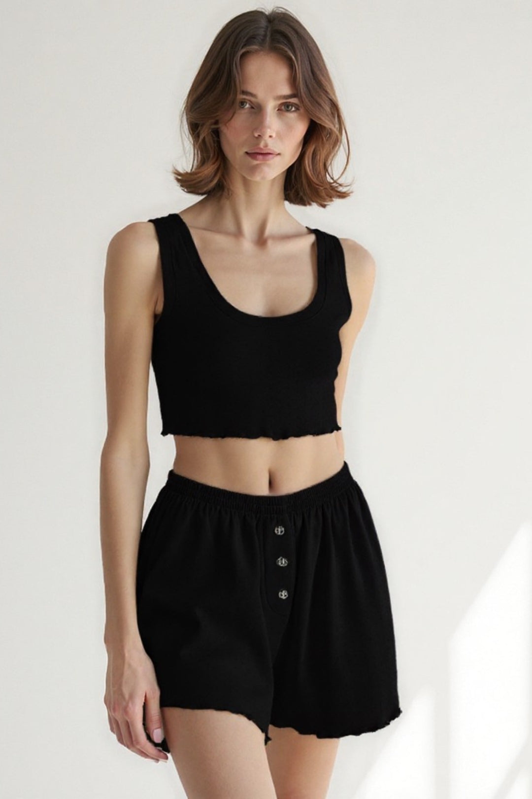 Completo rilassato con top corto e pantaloncini con bottoni