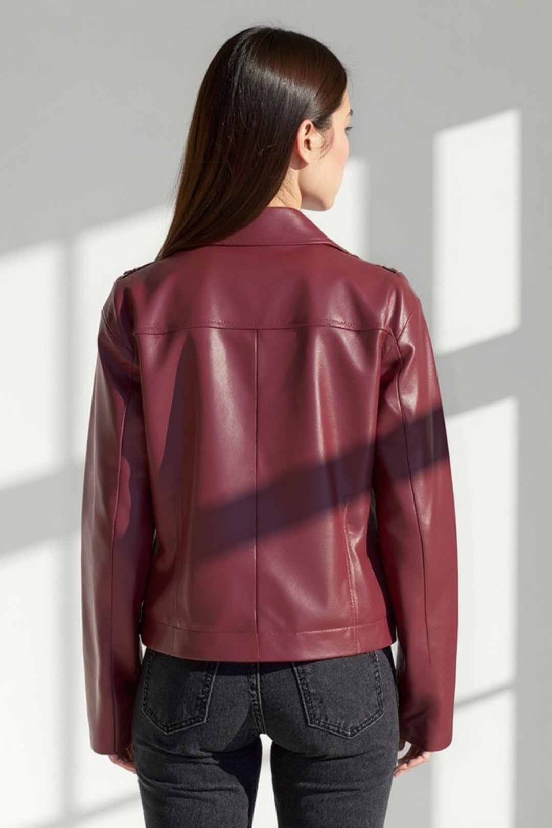Giacca corta in ecopelle bordeaux | Colletto classico | Look elegante e moderno