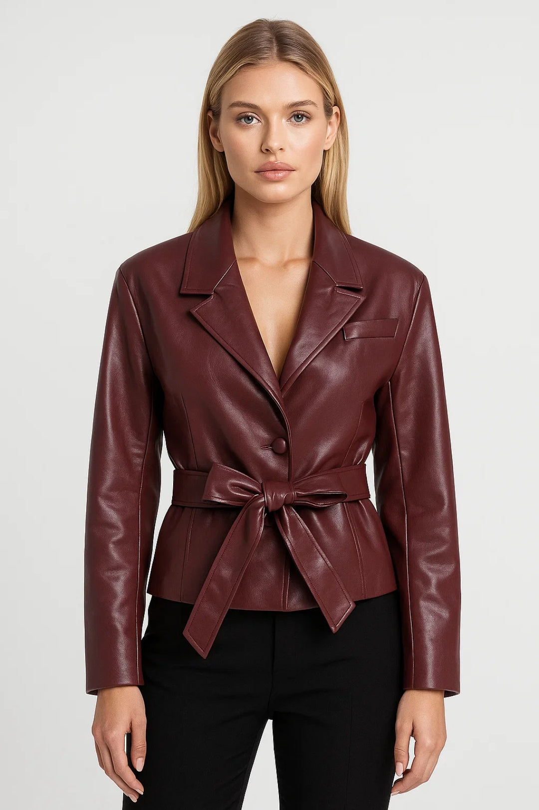 Giacca effetto pelle con cintura annodata in vita