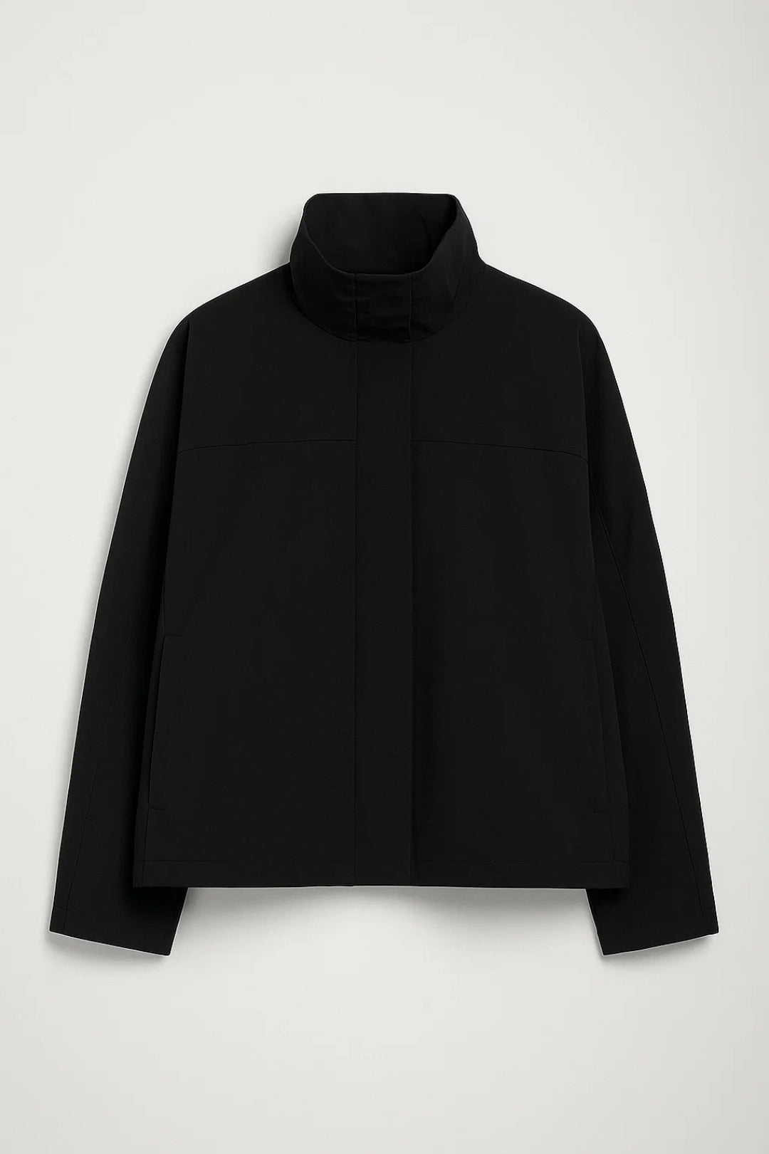 Giacca minimalista con collo alto