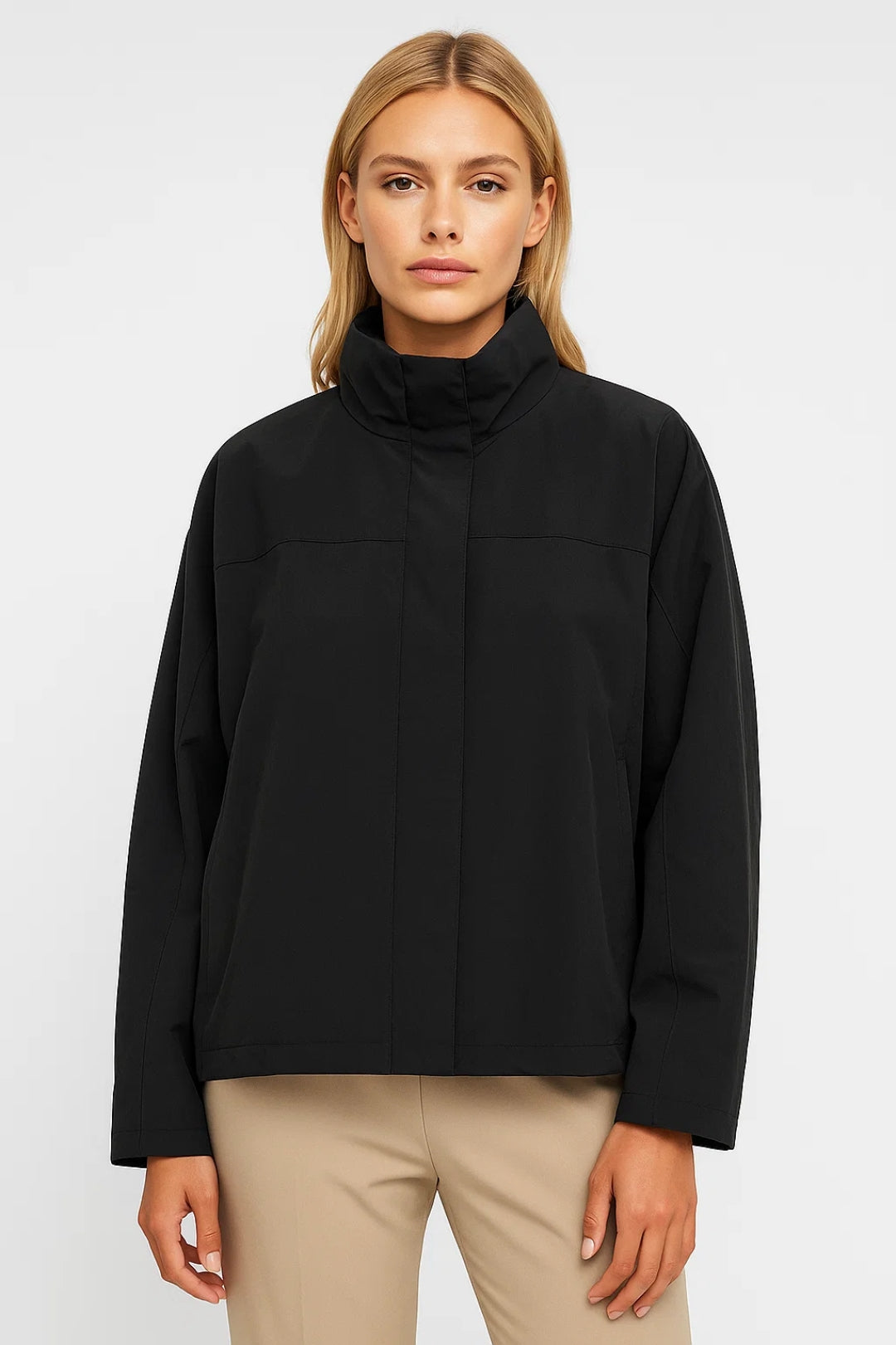 Giacca minimalista con collo alto