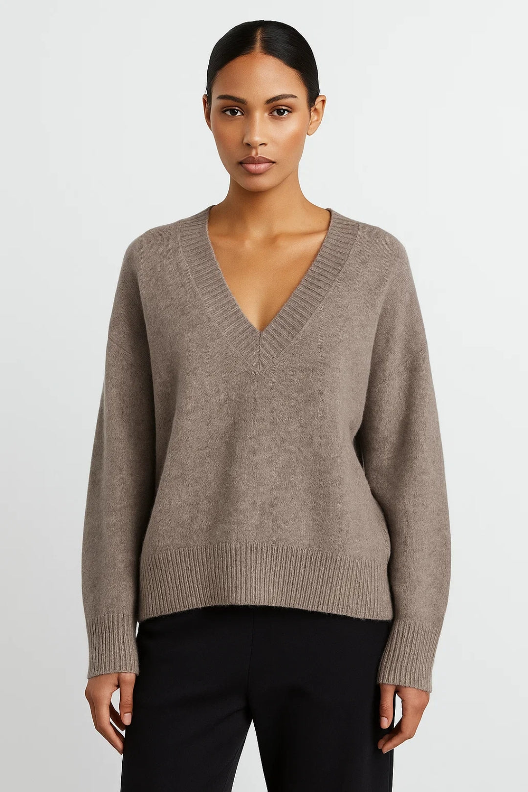 Maglione ampio con scollo a V e finiture a costine