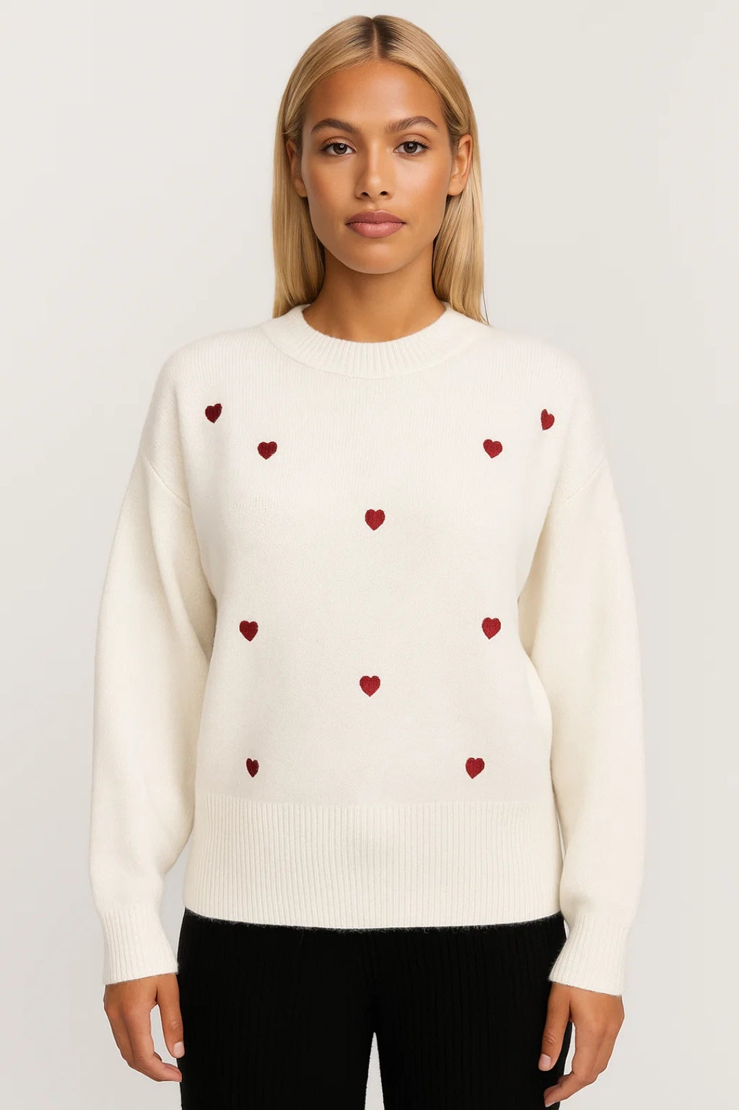 Maglione con piccoli cuori ricamati