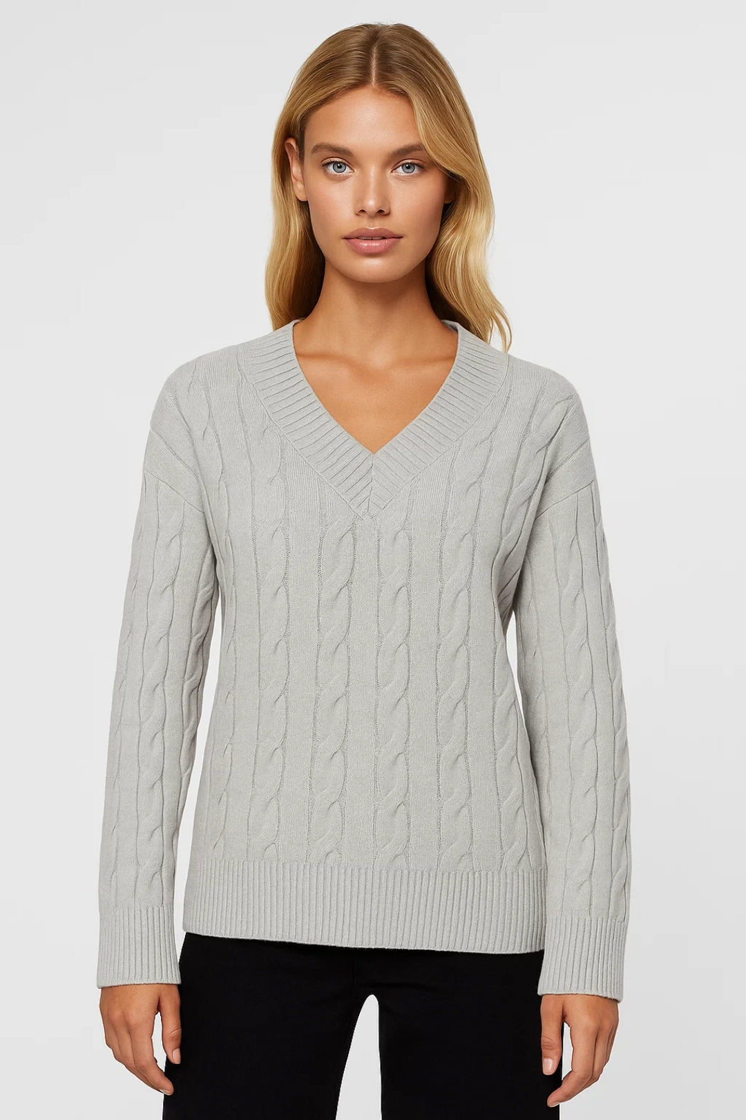 Maglione con scollo a V e lavorazione a trecce