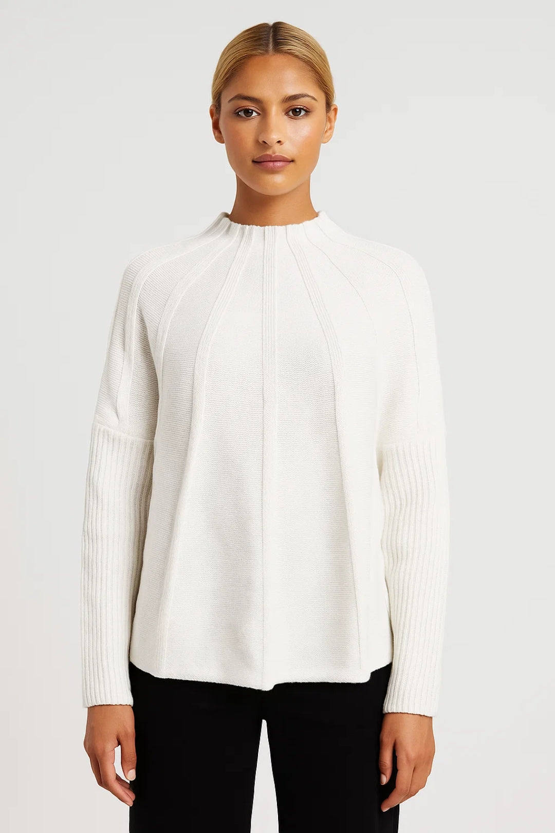 Maglione strutturato con collo alto morbido