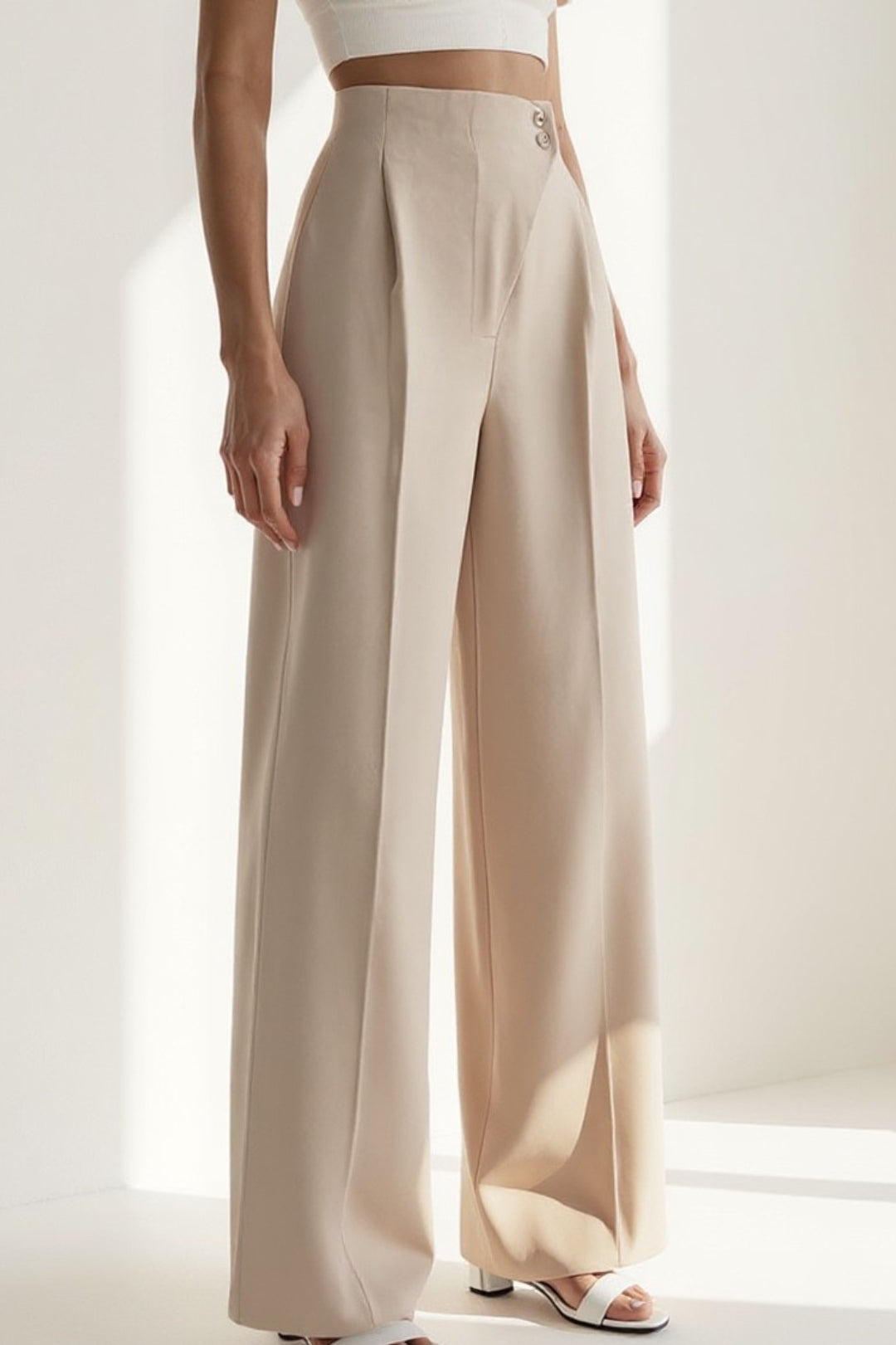 Pantalone a gamba larga in tessuto fluido | Vita alta | Chiusura con bottoni decorativi