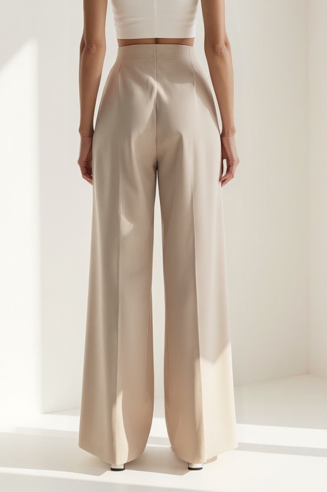 Pantalone a gamba larga in tessuto fluido | Vita alta | Chiusura con bottoni decorativi