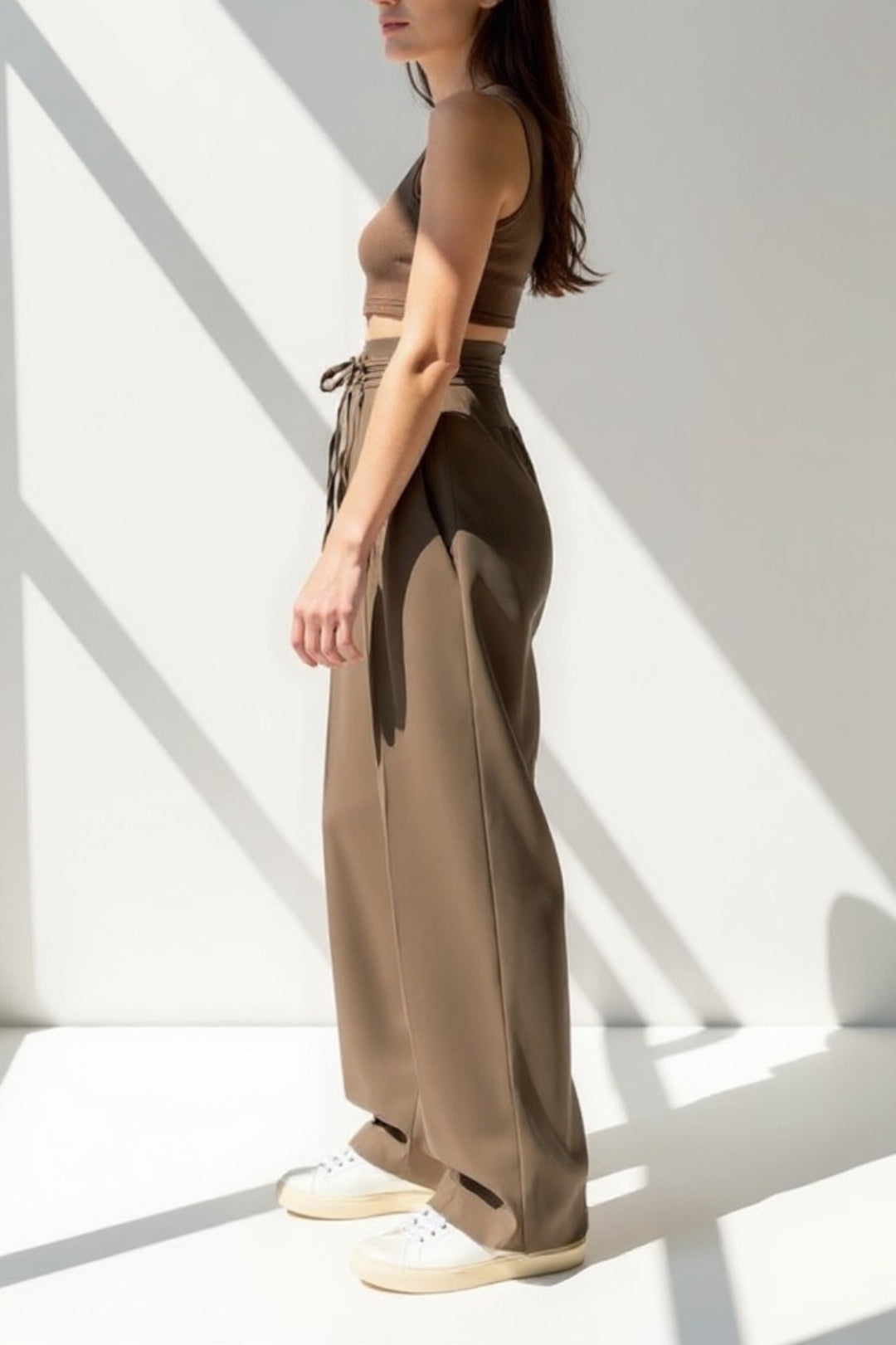 Pantaloni a vita alta con cintura intrecciata | Gamba larga | Eleganti e fluidi