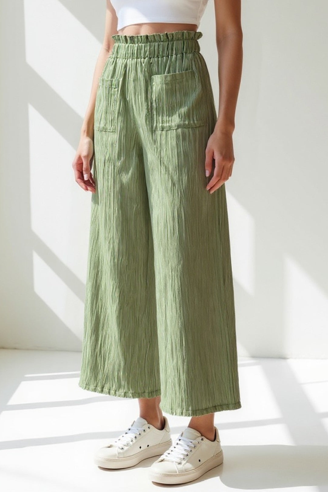 Pantaloni ampi in tessuto goffrato | Vita alta elasticizzata | Design leggero e arioso