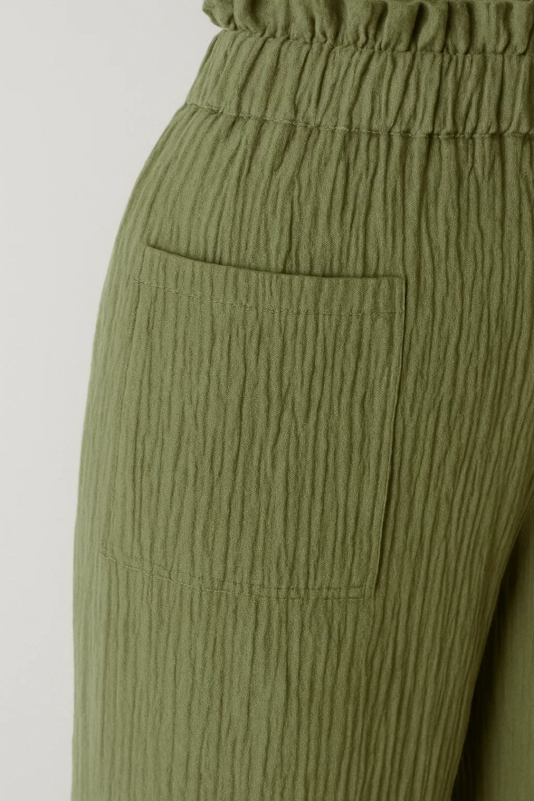 Pantaloni ampi in tessuto goffrato | Vita alta elasticizzata | Design leggero e arioso