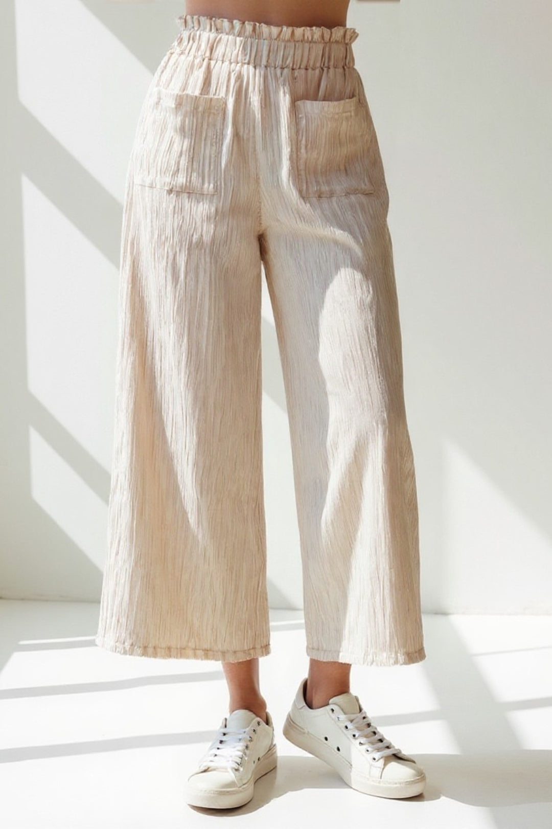 Pantaloni ampi in tessuto goffrato | Vita alta elasticizzata | Design leggero e arioso