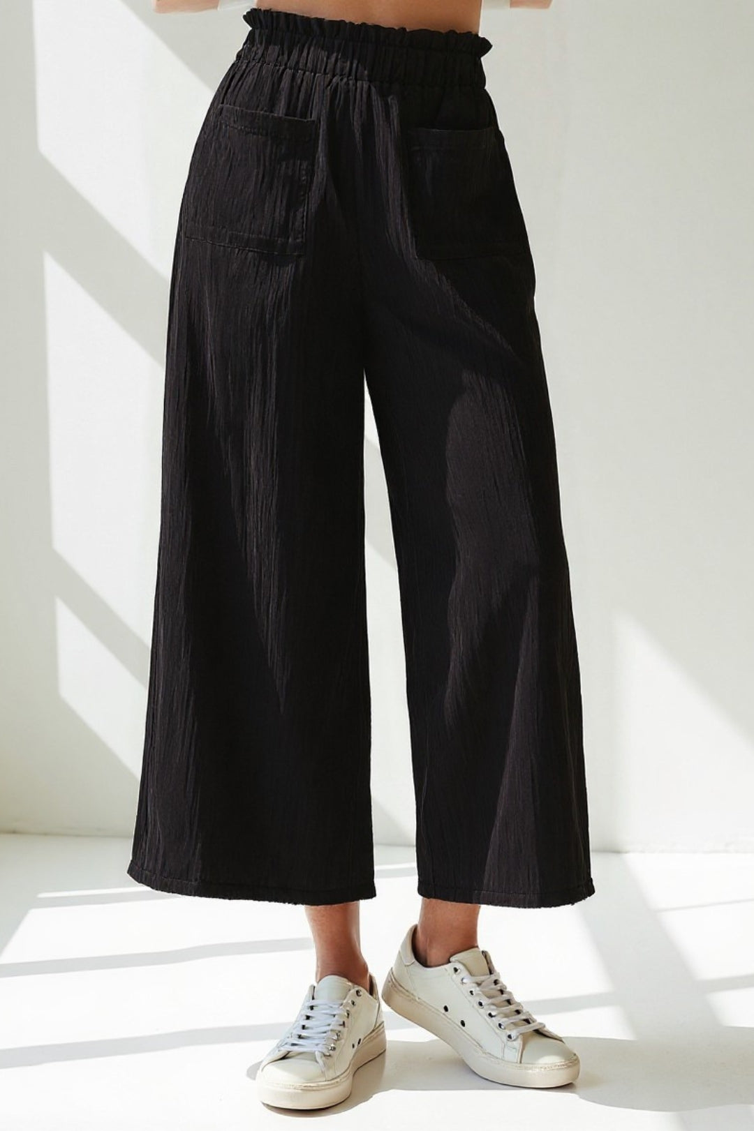 Pantaloni ampi in tessuto goffrato | Vita alta elasticizzata | Design leggero e arioso