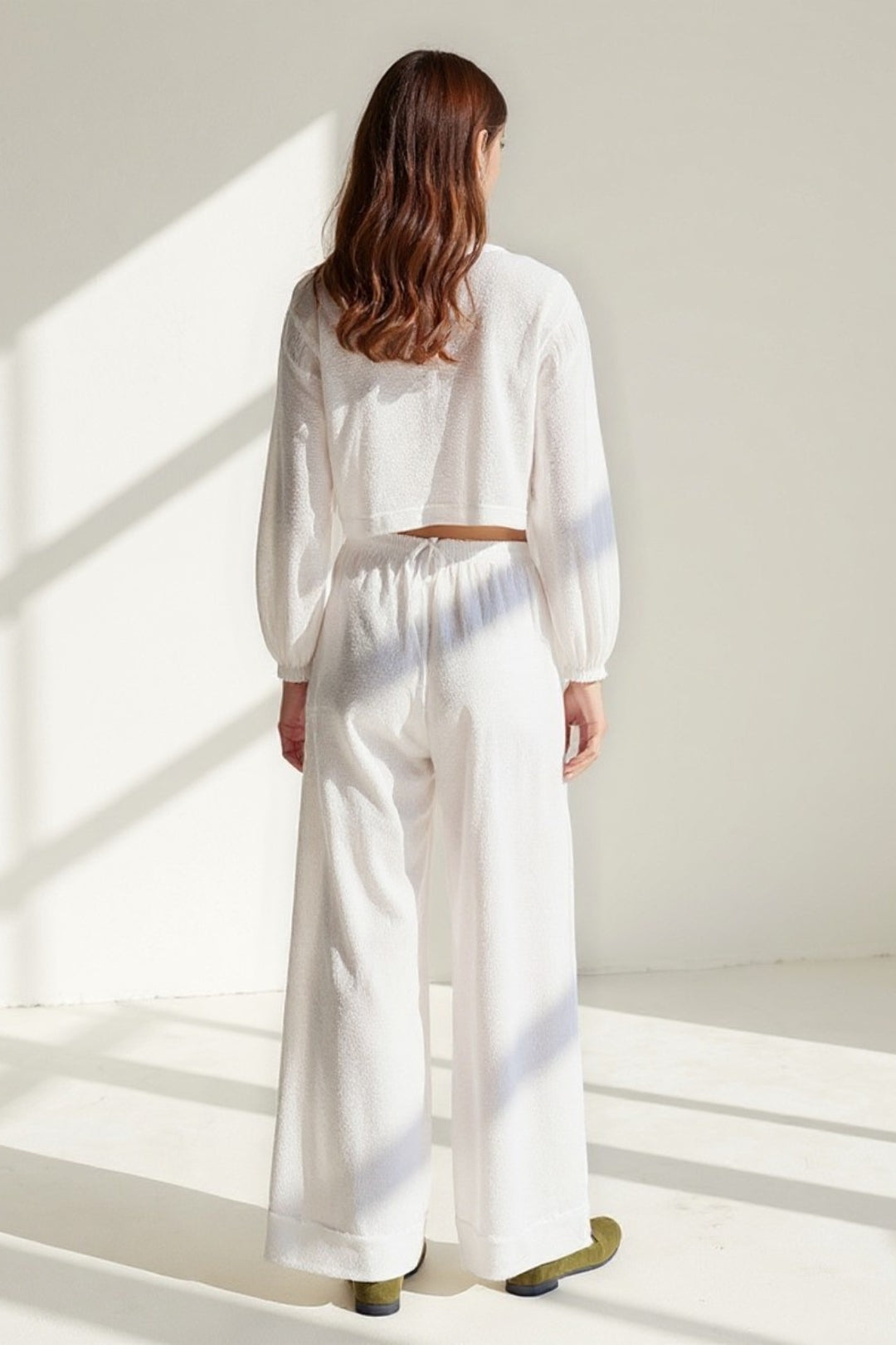 Set coordinata in tessuto leggero | Top con nodo e pantaloni larghi