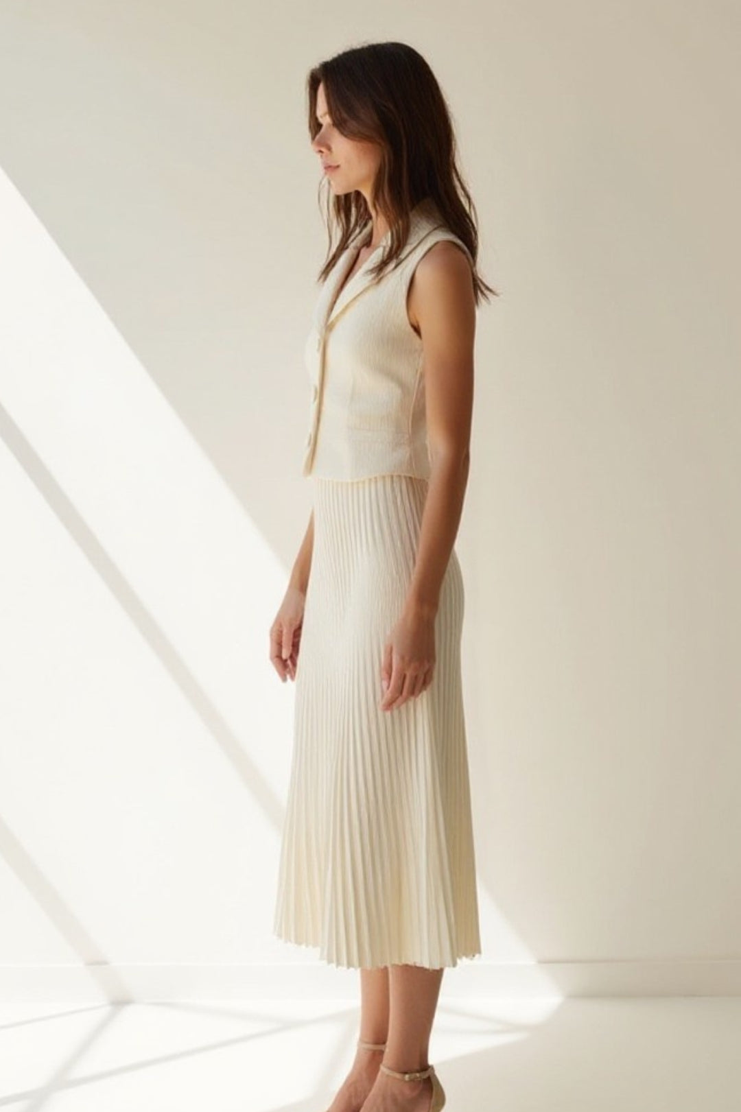 Set coordinato con gilet smanicato e gonna plissettata | Eleganza minimal per ogni occasione