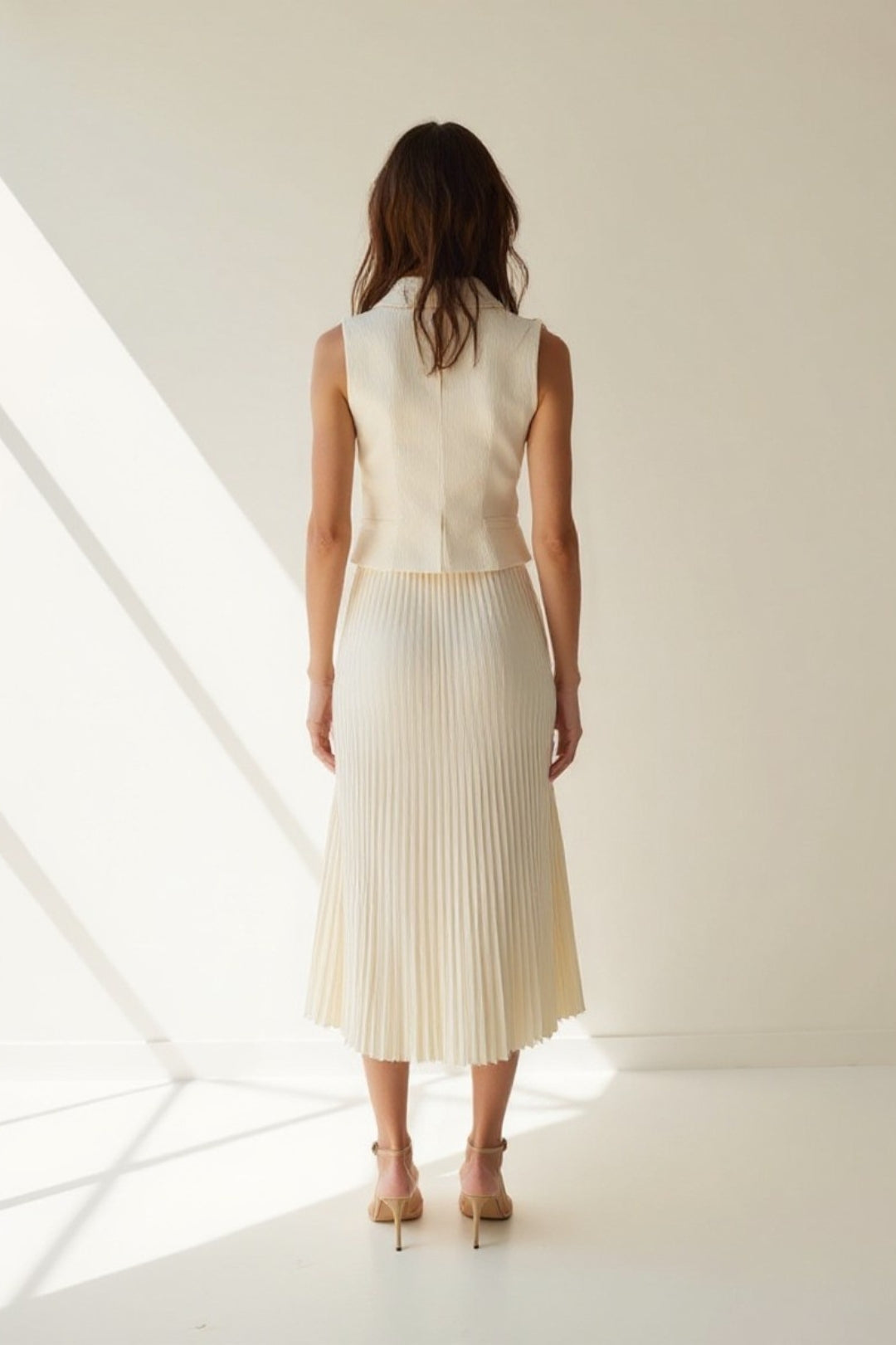 Set coordinato con gilet smanicato e gonna plissettata | Eleganza minimal per ogni occasione