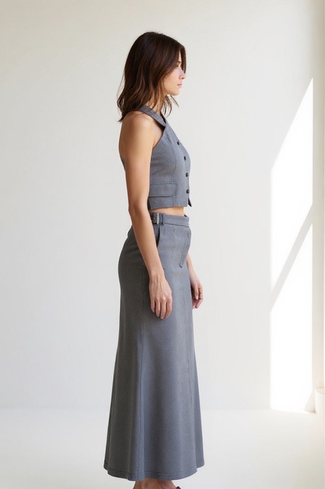 Set due pezzi grigio con top incrociato e gonna lunga | Eleganza contemporanea e linee sartoriali