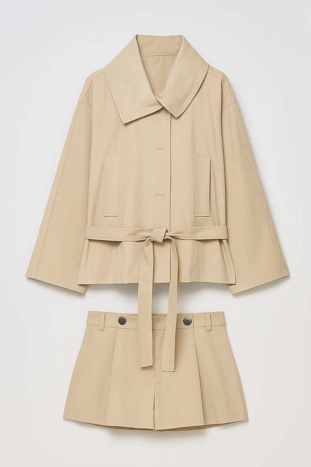 Set elegante con giacca cintura e pantaloncini coordinati | Stile minimal e raffinato