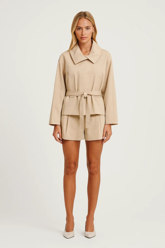 Set elegante con giacca cintura e pantaloncini coordinati | Stile minimal e raffinato