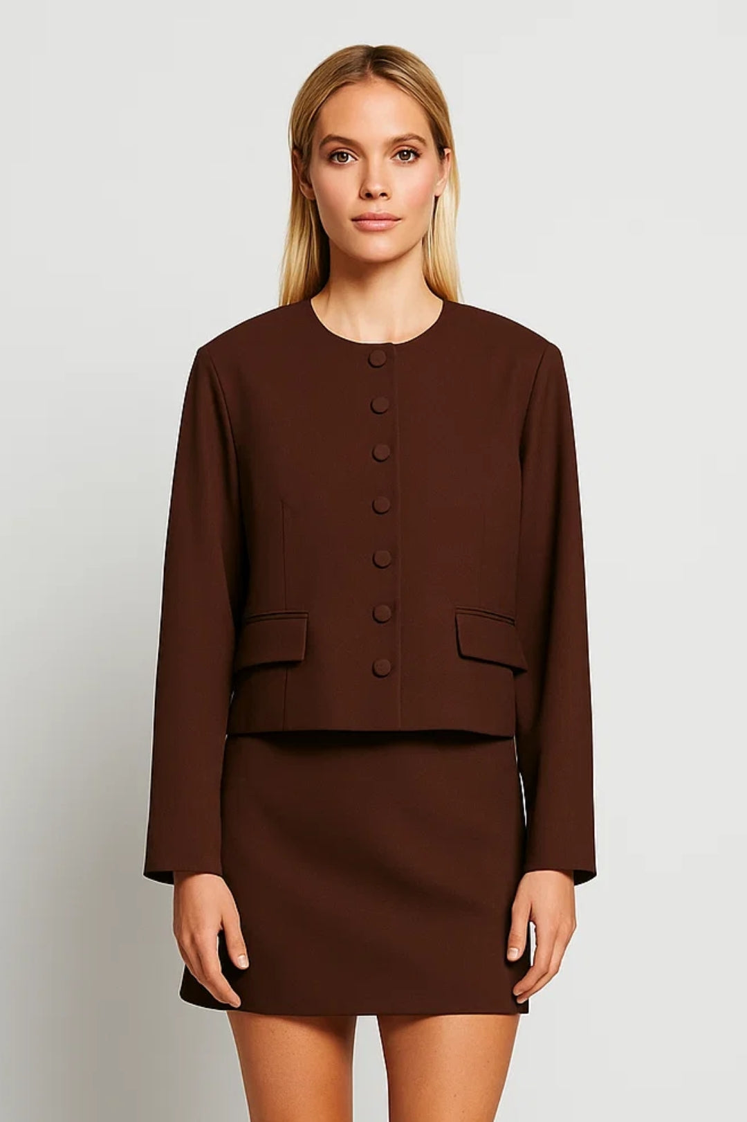 Set elegante con giacca strutturata e minigonna
