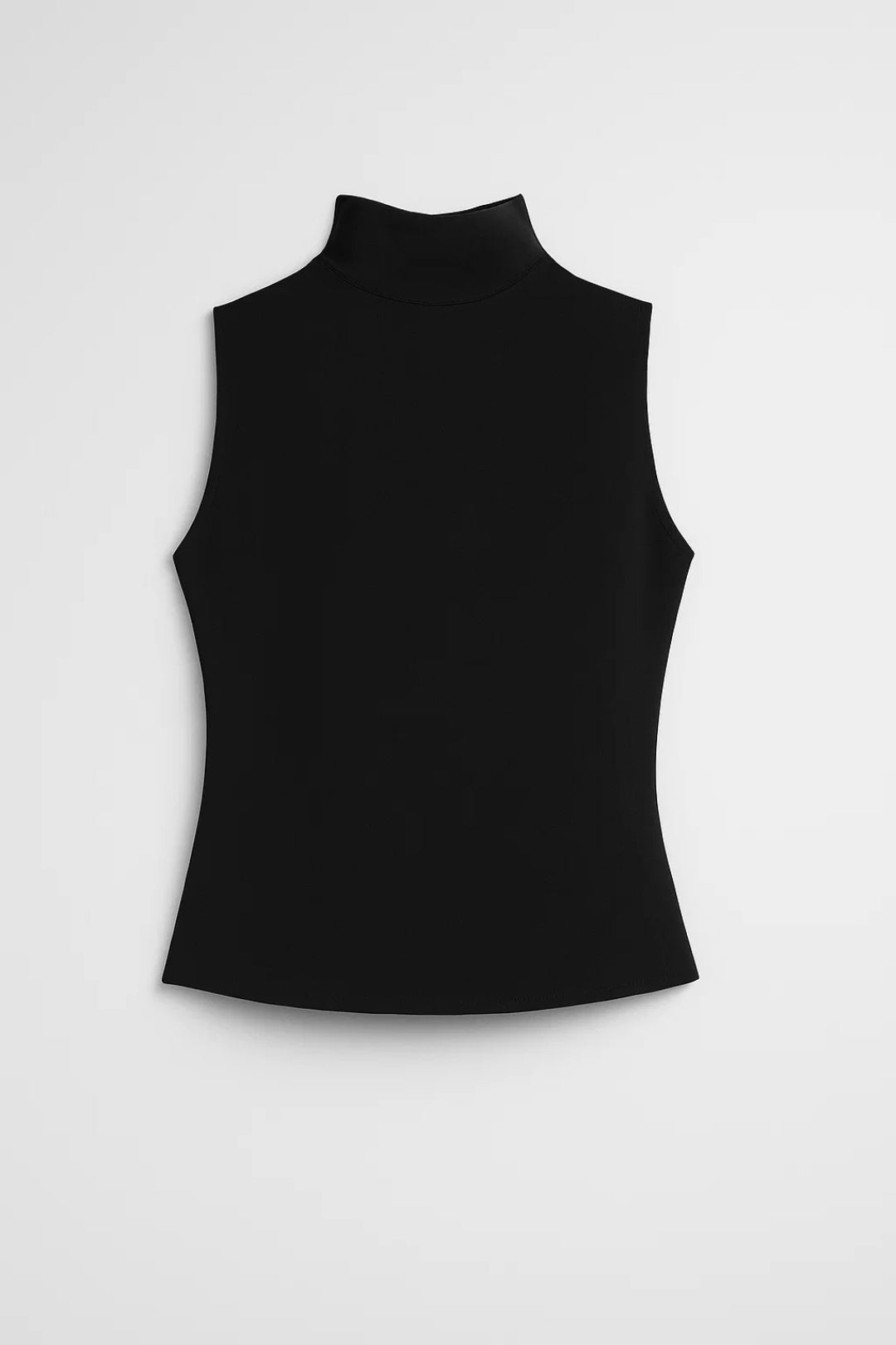 Top smanicato con collo alto e linea aderente