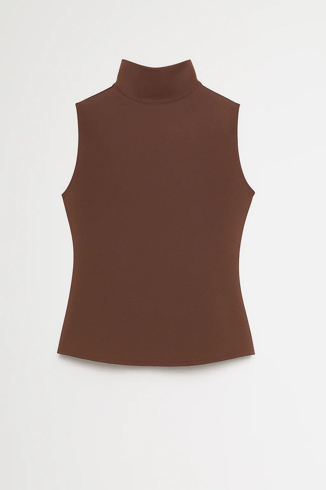Top smanicato con collo alto e linea aderente
