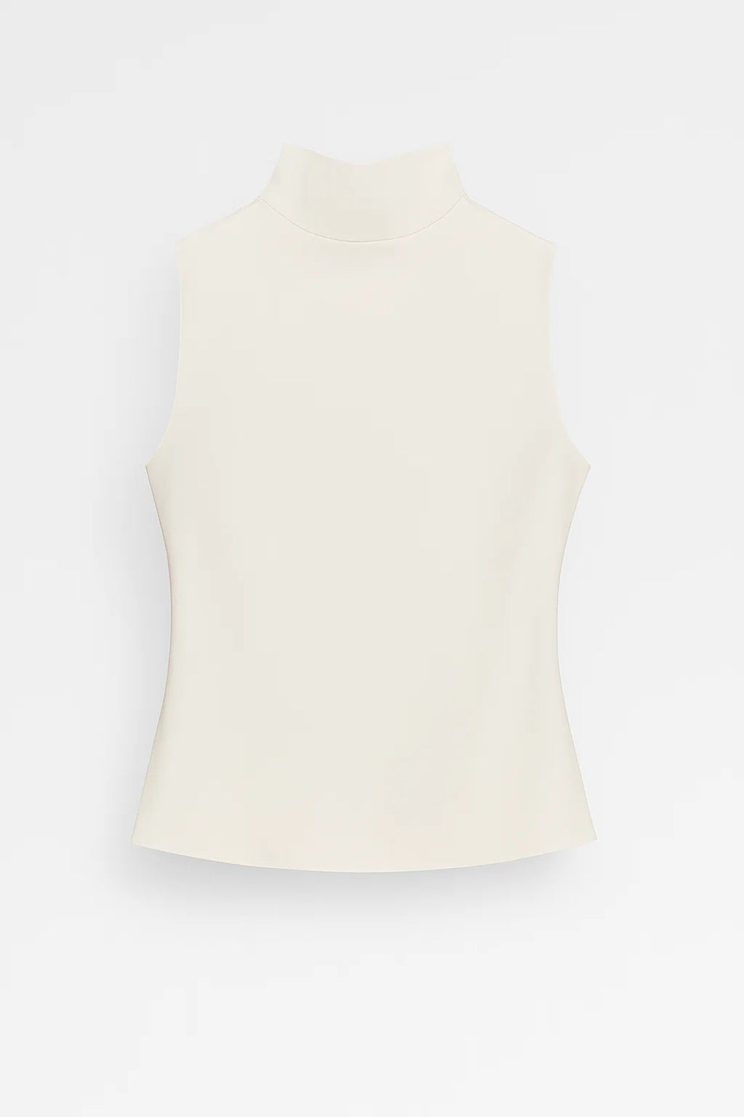Top smanicato con collo alto e linea aderente