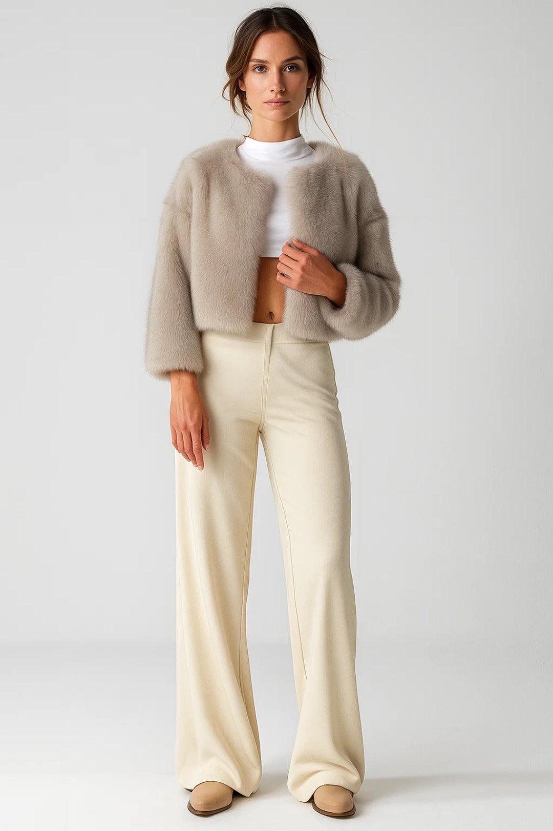 Giacca corta in eco-pelliccia | Disponibile in beige chiaro e nero