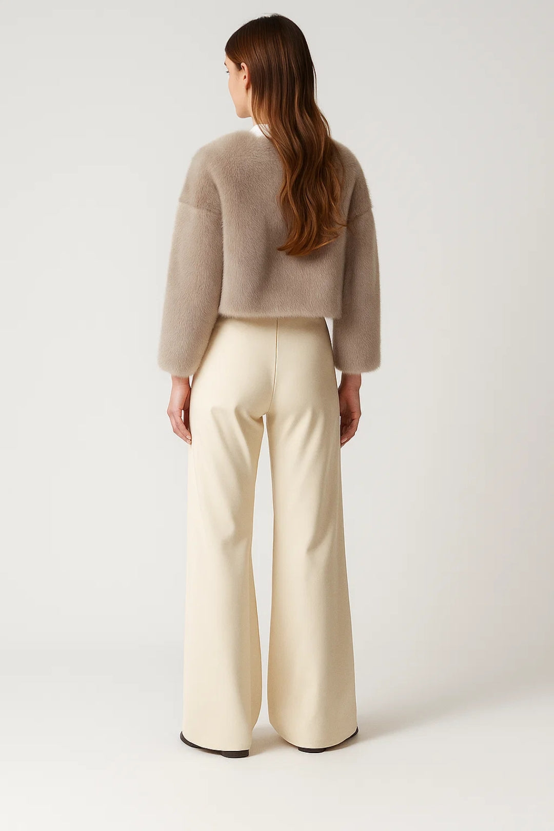Giacca corta in eco-pelliccia | Disponibile in beige chiaro e nero