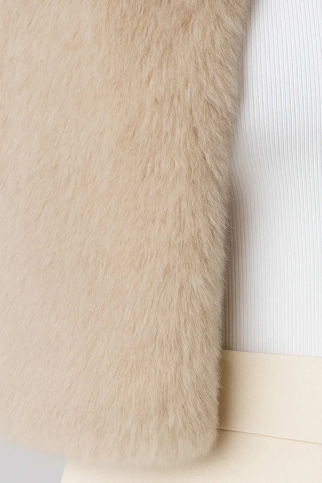 Giacca corta in eco-pelliccia | Disponibile in beige chiaro e nero