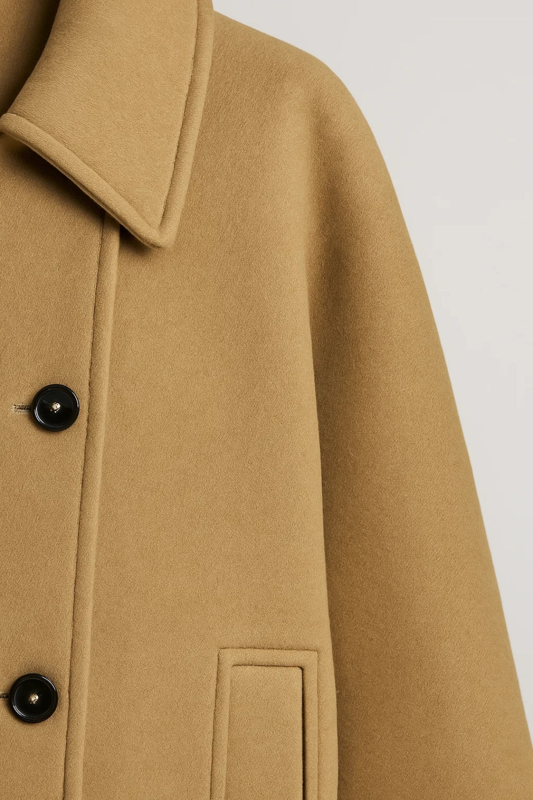 Cappotto corto a trapezio con collo ampio | Disponibile in grigio, verde oliva e cammello