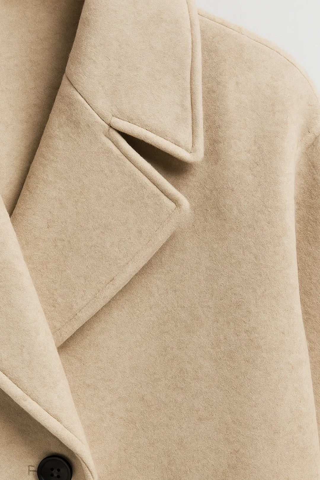 Cappotto doppiopetto lungo con revers e bottoni a contrasto