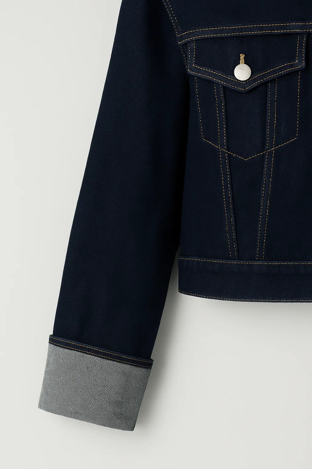 Giacca corta in denim scuro | Stile casual con bottoni a contrasto