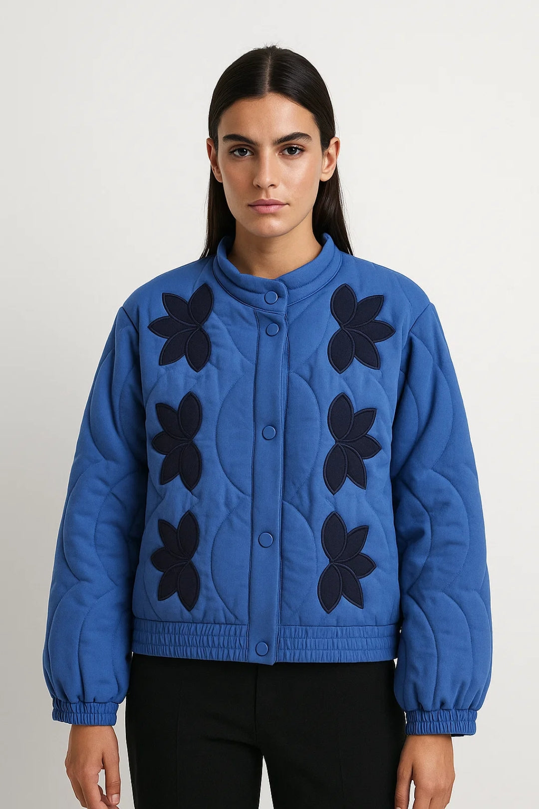 Giacca trapuntata blu con ricami floreali e collo alto