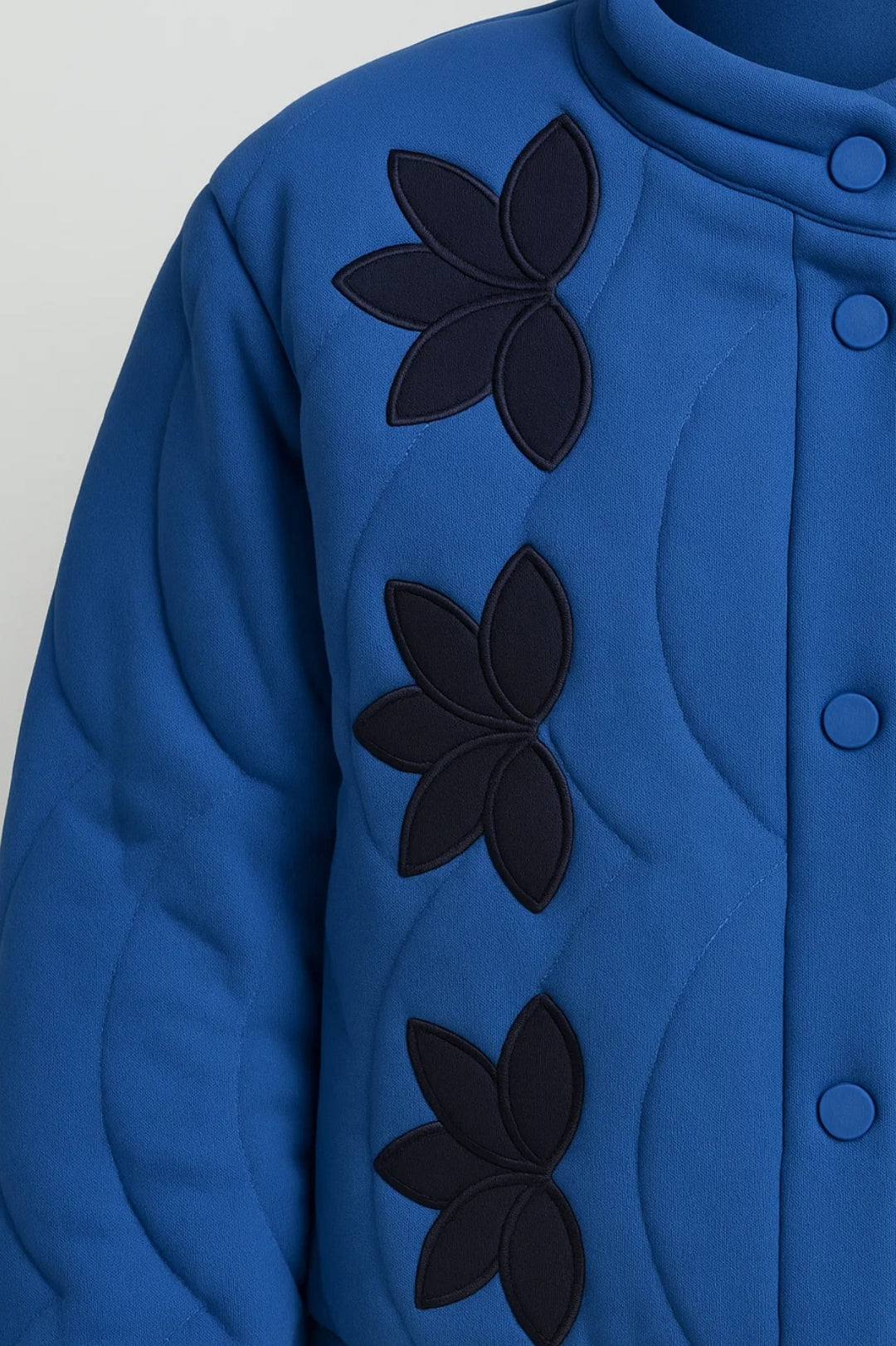 Giacca trapuntata blu con ricami floreali e collo alto