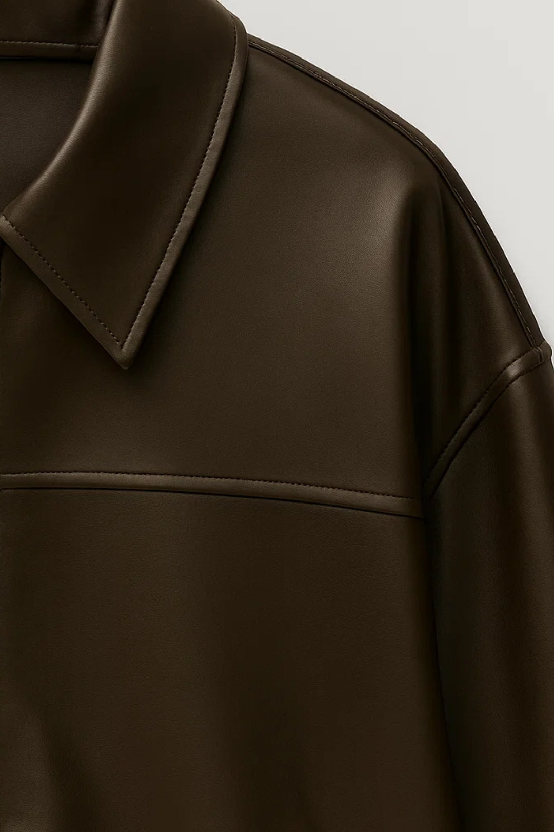 Giacca corta in ecopelle con zip | Disponibile in nero e marrone