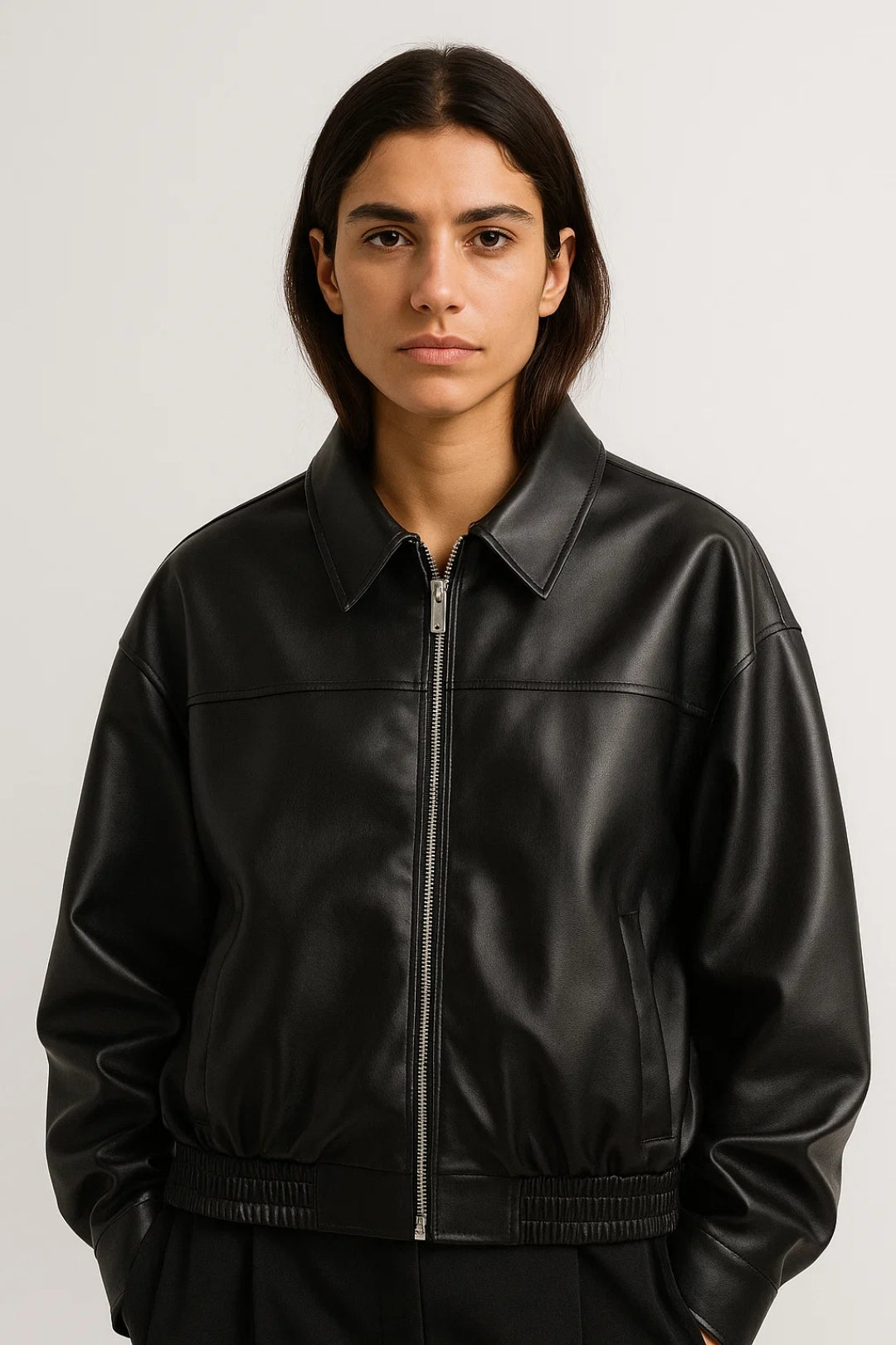 Giacca corta in ecopelle con zip | Disponibile in nero e marrone