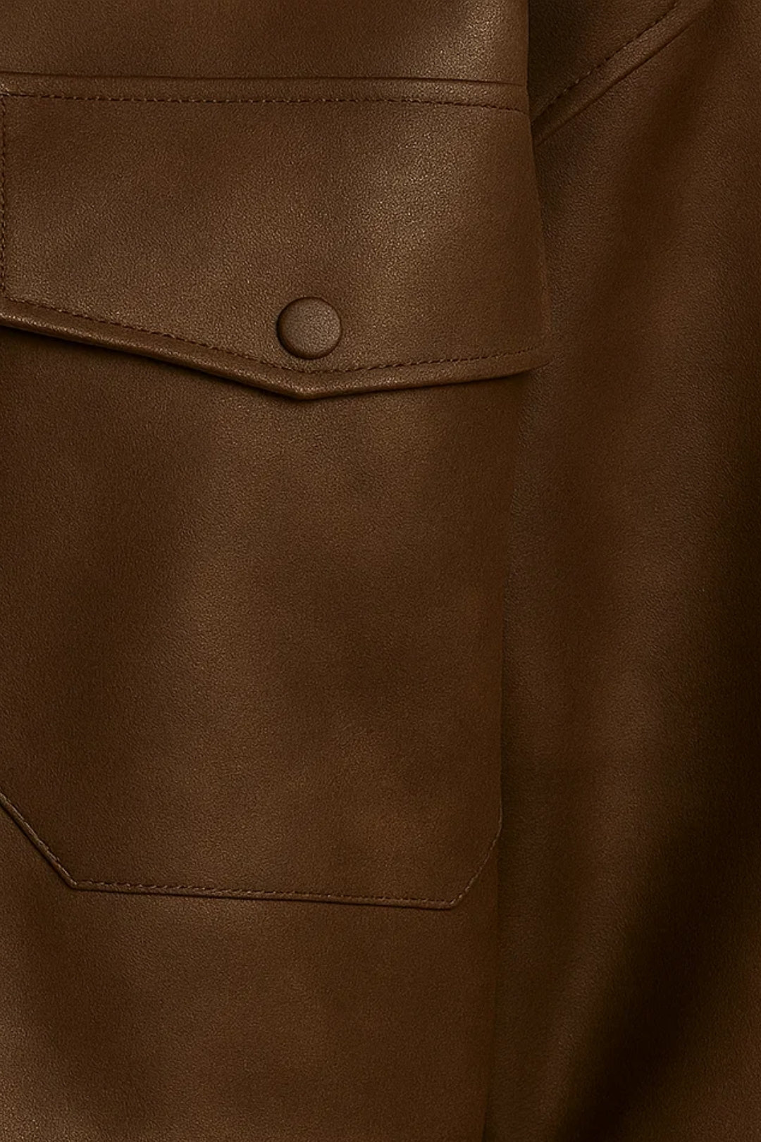 Giacca corta in ecopelle marrone con tasche applicate | Collo alto con bottoni