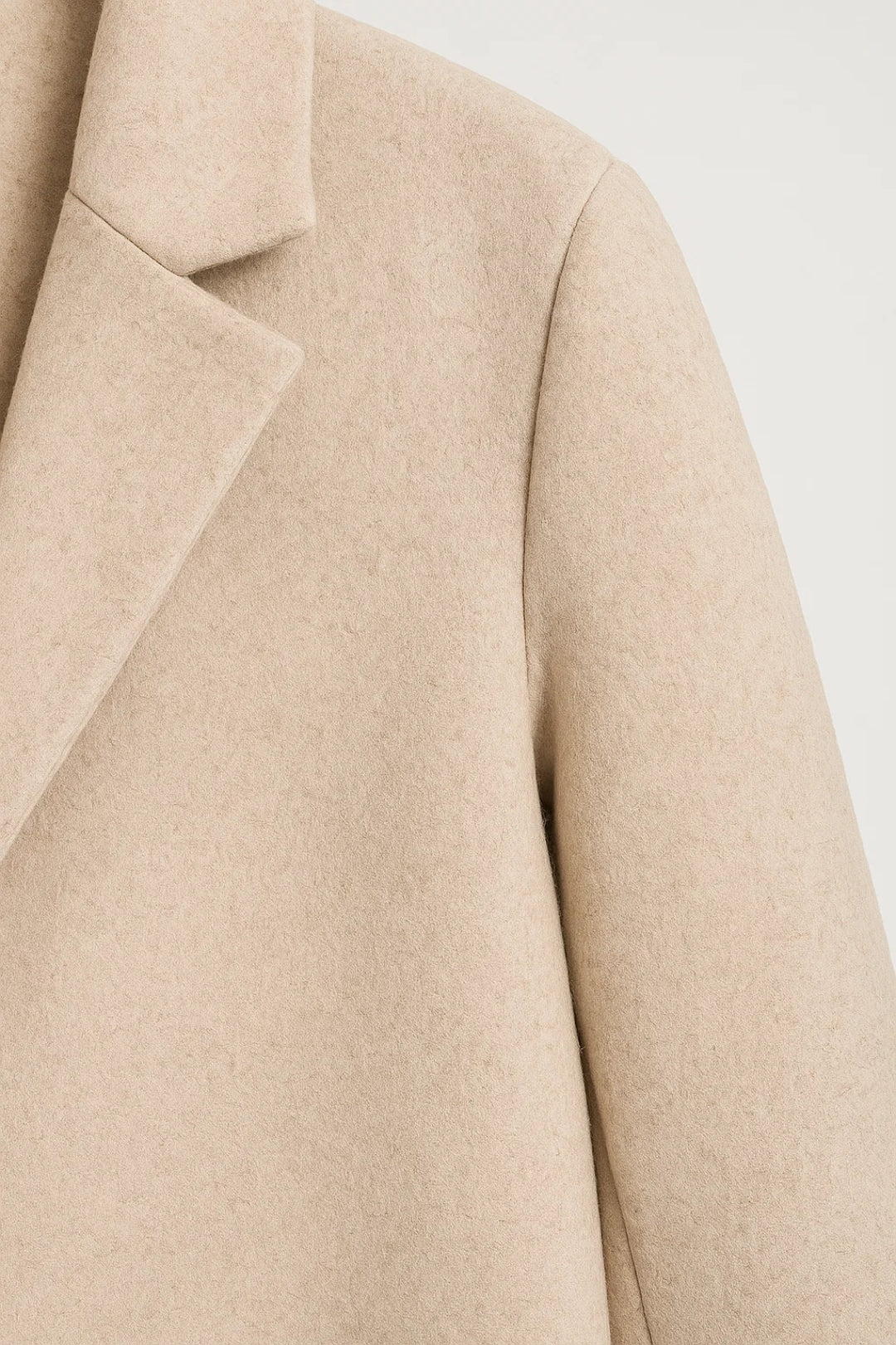 Cappotto lungo con colletto a revers e chiusura nascosta