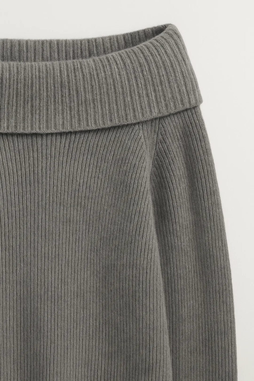 Maglione elegante con scollo a barca e maniche lunghe