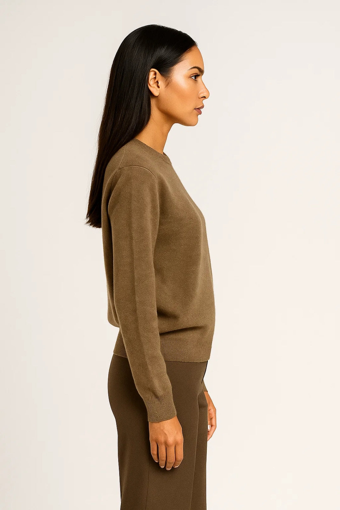 Maglione minimal con girocollo e finiture a costine