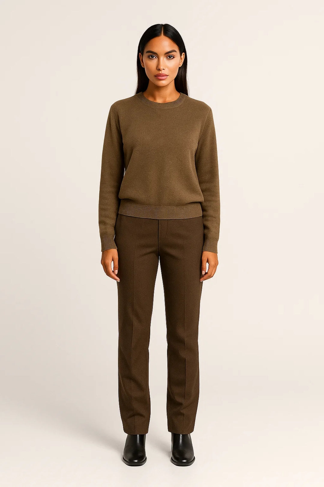 Maglione minimal con girocollo e finiture a costine