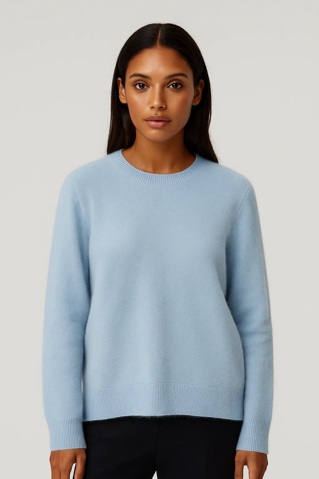Maglione minimal con girocollo e finiture a costine