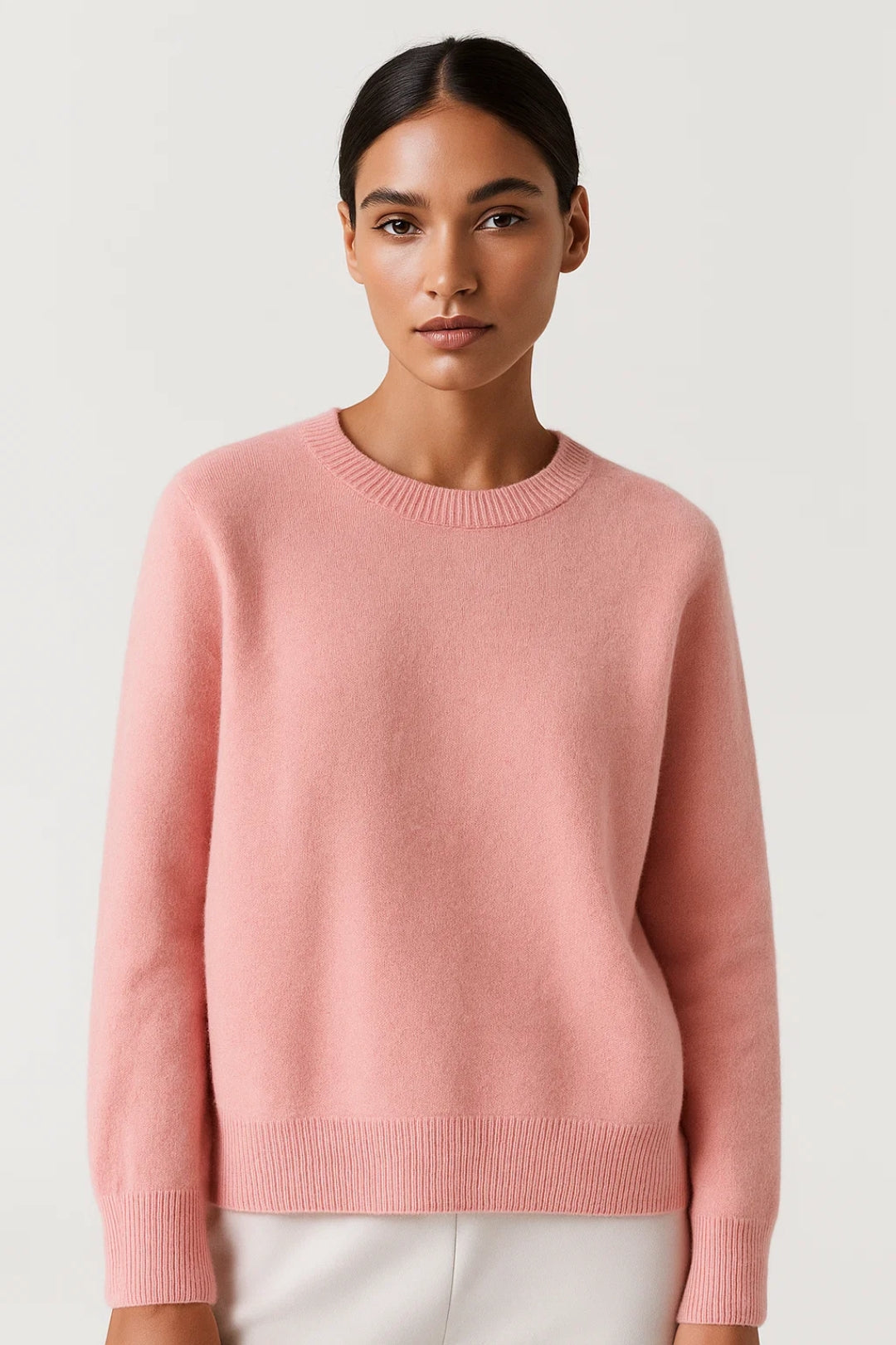 Maglione minimal con girocollo e finiture a costine