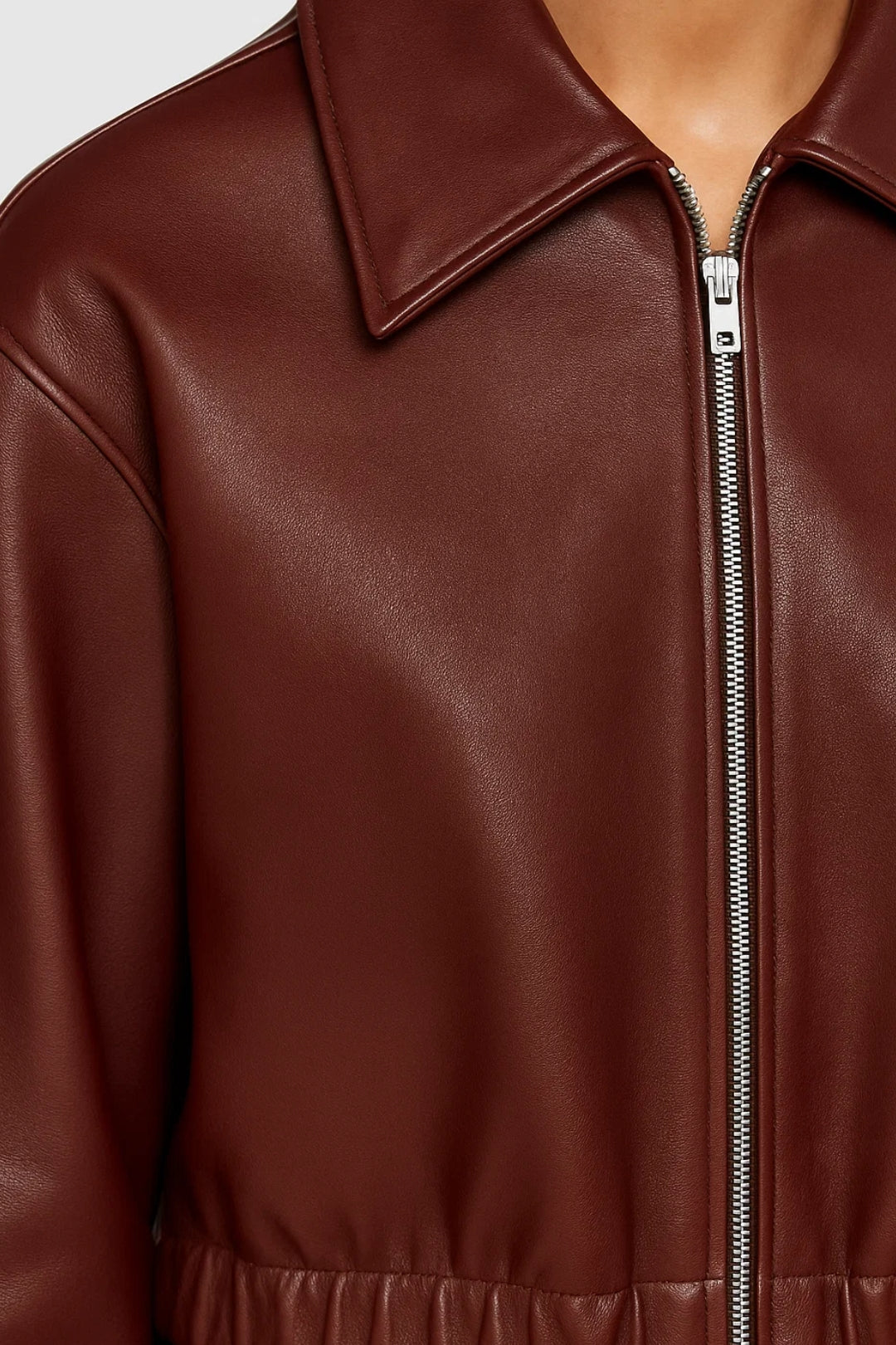 Giacca corta in ecopelle bordeaux | Colletto classico | Look elegante e moderno