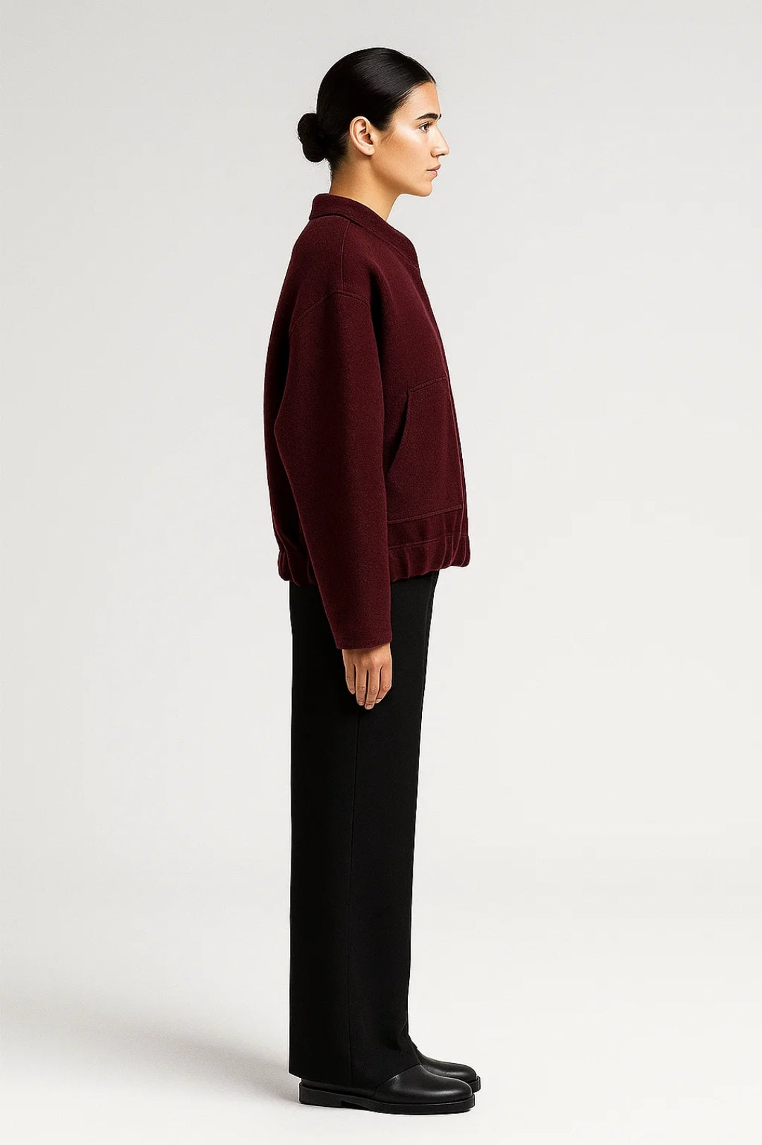 Giacca corta bordeaux con collo alto e tasche applicate