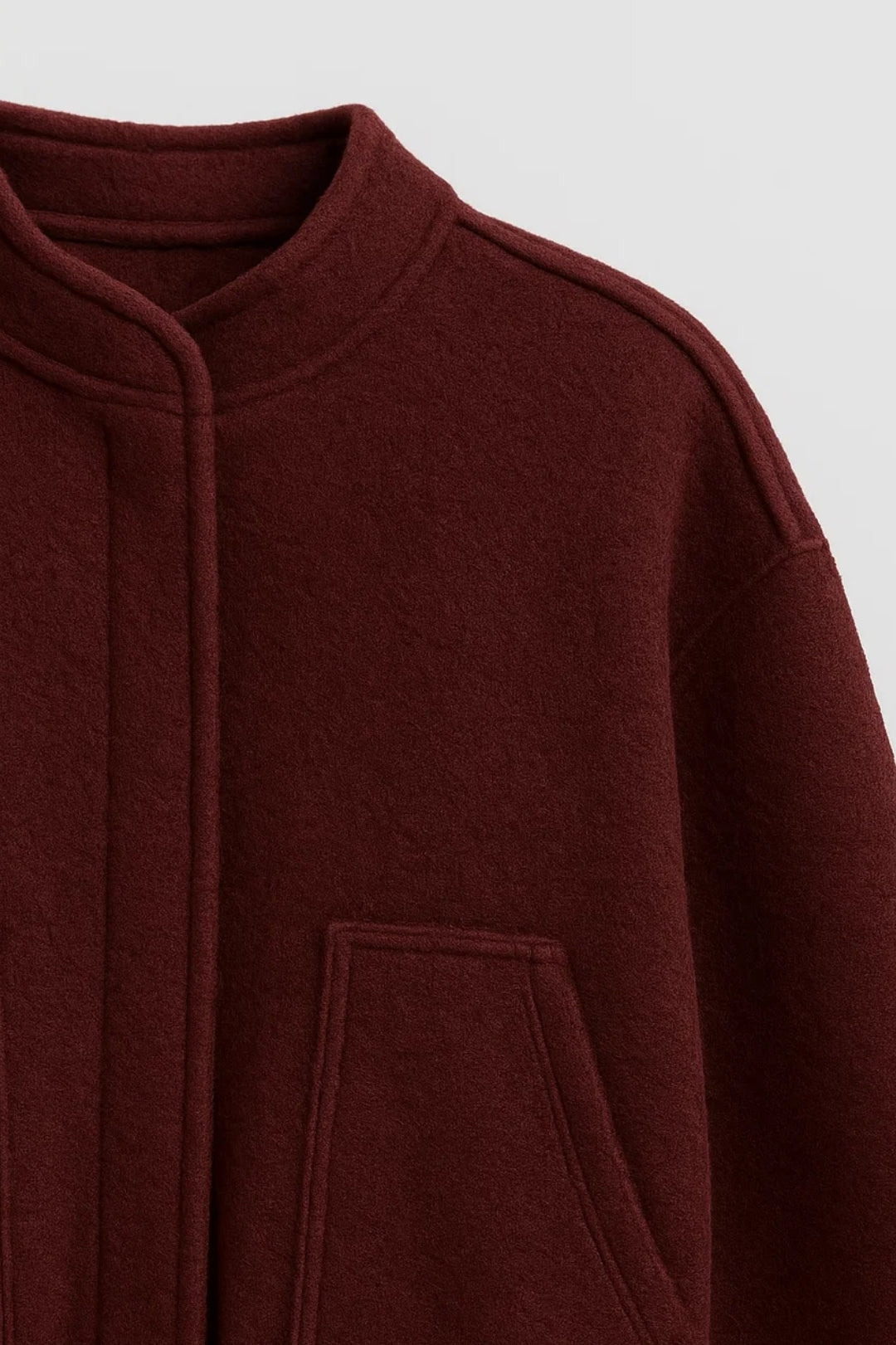Giacca corta bordeaux con collo alto e tasche applicate